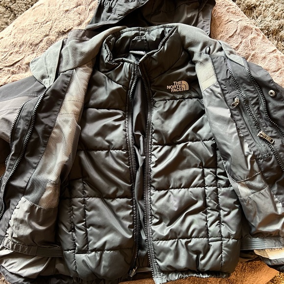 BOYS’ NORTH FACE 2 in 1 JACKET, SIZE 6 - Picture 2 of 11
